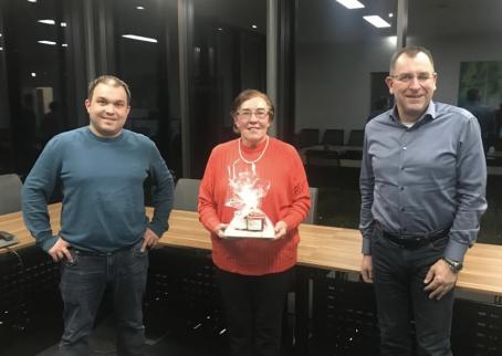 Ratsmitglied Jutta Zink (Mitte) gemeinsam mit VG-Bürgermeister Ralph Bothe (rechts) und Ortsbürgermeister Tobias Rohrwick