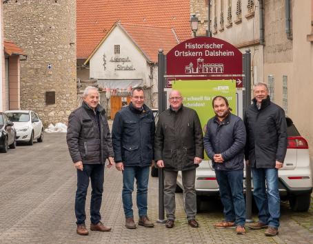 AöR-Vorstand Willi Bayer, VG-Bürgermeister Ralph Bothe, Marcus Wagner (Leiter EWR-Energiedienstleistungen), Ortsbürgermeister Tobias Rohrwick und EWR-Kommunalberater Hubert Diehl beim gemeinsamen Ortstermin im historischen Dalsheimer Ortskern. (Foto: Stefan Radmacher, VG Monsheim)