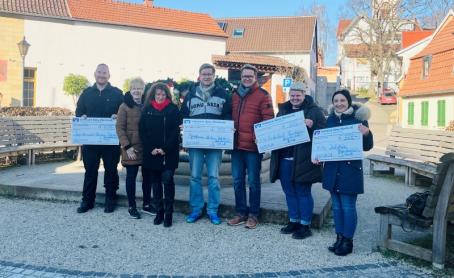 Über die Spende freuen sich (v. l. n. r.): Michael Orleanski (Jugendfeuerwehr), Gabriele Schmitt (ehem. HWG-Vorsitzende & Landrestaurant Tacheles), Angelika Zintel (Volksbank Alzey-Worms eG), Frank Kiefer (TSV), Bernd Kiefer (Friseursalon Struwwelpeter), Silke Bauer (Leitung Kita Kunterbunt), Katrin Körper (Leitung Ev. Kita Dalsheim). Es fehlen Hella Krause (Gästehaus Krause) und Marco Palzer (Firma Bollinger GmbH).