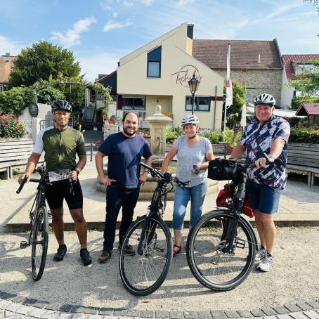 Bei der Übergabe der Präsente freuen sich (v. l. n. r.) Edward Franklin, Ortsbürgermeister Tobias Rohrwick, Lioba Schmitt und Frank Seber.