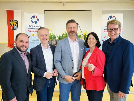 Von links: Ortsbürgermeister Tobias Rohrwick, MdB Jan Metzler, KHS-Geschäftsführer Dirk Egner, die rheinland-pfälzische Wirtschaftsministerin Daniela Schmitt und Kreishandwerksmeister Bernd Kiefer.