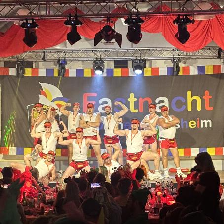 Die „Zuckerpuppen“ aus Flörsheim-Dalsheim sorgten als Rettungsschwimmer im augenzwinkernden „Baywatch“-Look für einen der tänzerischen Höhepunkte der Fastnachtssitzung im Bürgerhaus. (Foto: IG Fastnacht Flörsheim-Dalsheim)