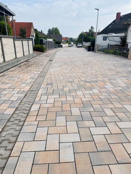 Fertiggestellt: Der zweite Bauabschnitt der Albert-Schweitzer-Straße mit dem neu angelegten Pflasterbelag.